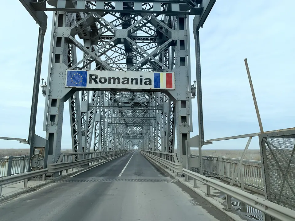 Пътят по Дунав мост към табелата „Romania“