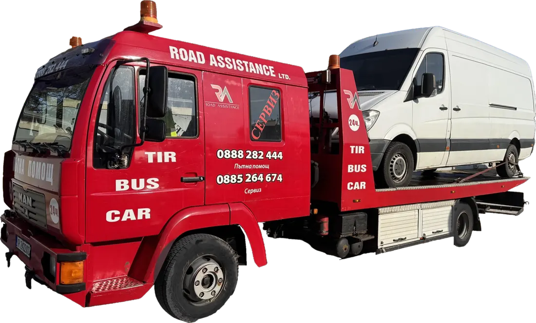 Червеният камион на Road Assistance с качена лимузина