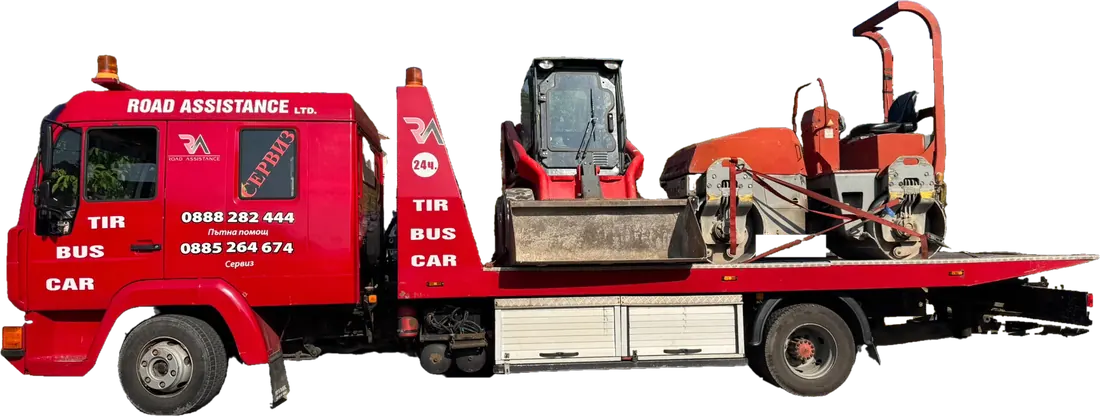 Камионът на Road Assistance с минитоварач и валяк на платформата