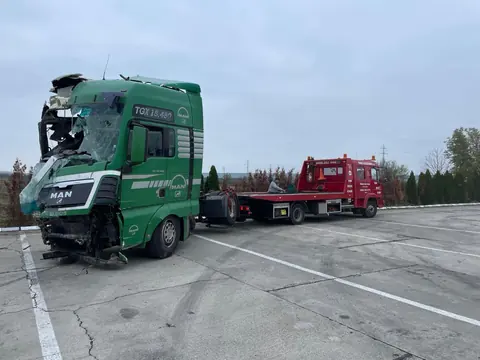 Road Assistance изтегля камион с твърд теглич, 1/8