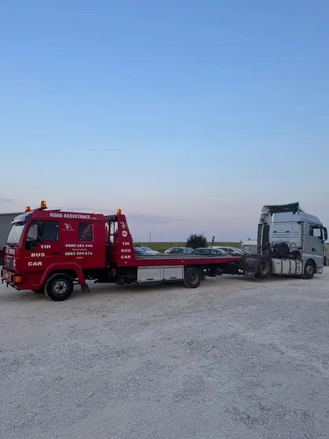 Road Assistance изтегля камион с твърд теглич, 4/8