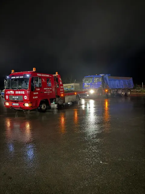 Road Assistance изтегля камион с твърд теглич, 7/8