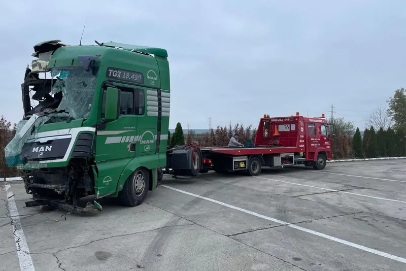 Road Assistance изтегля камион с твърд теглич