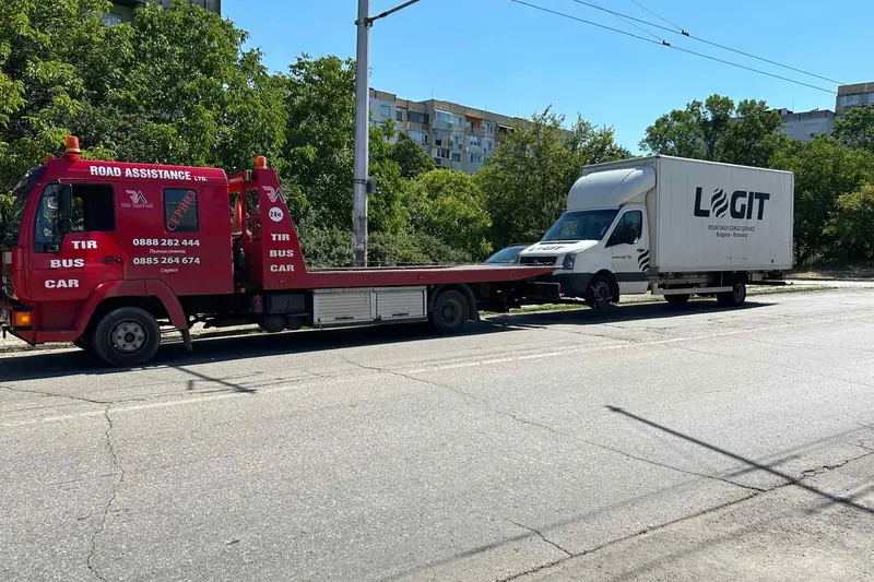 Road Assistance изтегля камион с твърд теглич