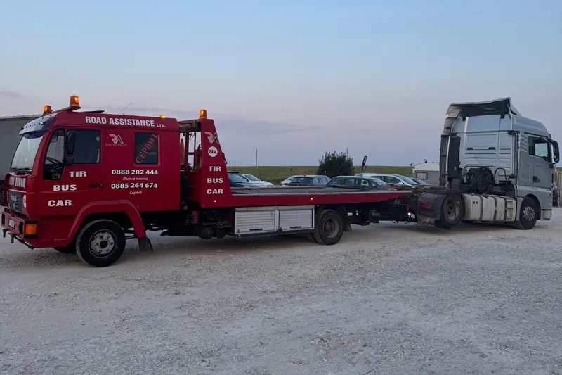 Road Assistance изтегля камион с твърд теглич